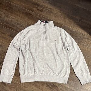 Men's Gray Tommy Hilfiger Sweater. Size L.